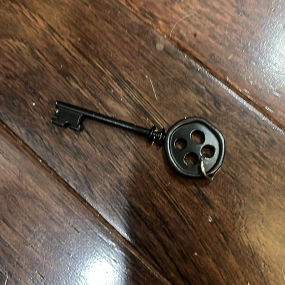 Caroline key charm - Picture 2 of 2